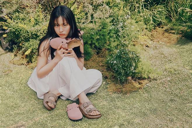 [서울=뉴시스] 삼성물산 패션부문이 운영하는 유러피안 풋웨어 브랜드 '숄(Scholl)은 배우 고민시를 지난해에 이어 다시 한번 브랜드의 한국 앰배서더로 선정하고 2025년 봄·여름(SS) 시즌 화보를 공개한다고 20일 밝혔다. (사진=삼성물산 패션부문 제공) *재판매 및 DB 금지