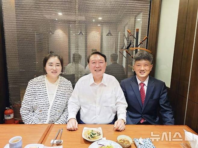 [서울=뉴시스]윤석열(가운데) 전 대통령이 19일 배의철(오른쪽), 김계리 변호사와 식사 자리를 가졌다. (사진 = 김계리 변호사 SNS 캡처)