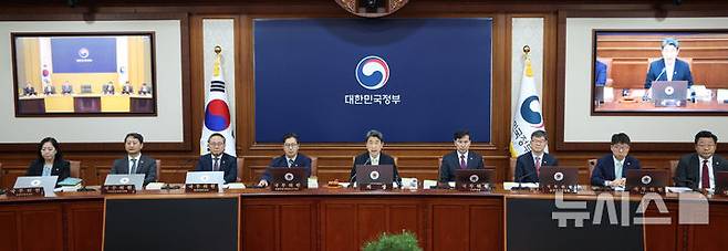 [서울=뉴시스] 고범준 기자 = 이주호 대통령 권한대행 부총리 겸 교육부 장관이 20일 서울 종로구 정부서울청사에서 열린 국무회의에서 발언하고 있다. 2025.05.20. bjko@newsis.com