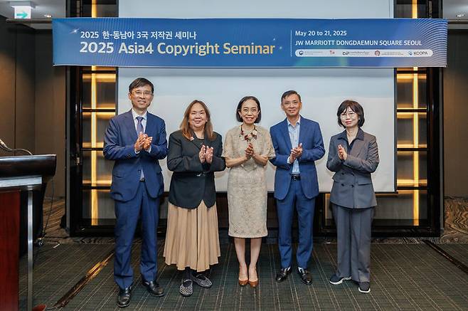 '한-동남아 3국 저작권 세미나'에 참석한 각국 대표단이 기념촬영을 하고 있다. 사진은 한국저작권보호원 박정열(왼쪽부터) 원장, 필리핀 지식재산청 앤 카보찬 부청장, 태국 지식재산청 누사라 칸자나쿨 청장, 베트남 문체부 짠 황 저작권국장, 문체부 정향미 저작권국장. (사진=문화체육관광부 제공) *재판매 및 DB 금지