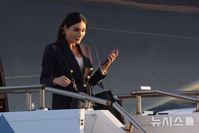 [필라델피아=AP/뉴시스] 미국 극우 선동가로 알려진 로라 루머가 지난 10일(현지시각) 미 대선 TV 토론이 열리는 펜실베이니아 필라델피아에서 도널드 트럼프 공화당 후보의 전용기에서 내리고 있다. 2024.09.13.