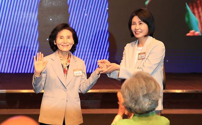 [서울=뉴시스] 조성봉 기자 = 이재명 더불어민주당 대선 후보의 부인 김혜경 여사와 김문수 국민의힘 대선후보의 부인 설난영(왼쪽) 여사가 지난 12일 서울 중구 신라호텔에서 열린 중앙신도회 창립 70주년 기념식에서 손을 맞잡고 있다.(사진=조계종 제공) 2025.05.13. photo@newsis.com *재판매 및 DB 금지