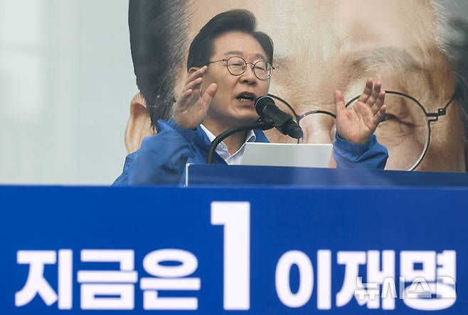 [서울=뉴시스] 권창회 기자= 이재명 더불어민주당 대선후보가 19일 서울 영등포구 타임스퀘어 광장에서 열린 유세에서 지지호소를 하고 있다. 2025.05.19. kch0523@newsis.com