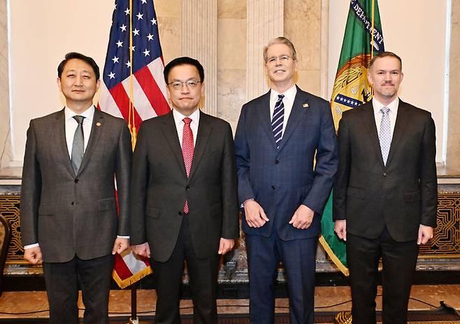 [서울=뉴시스] 김금보 기자 = 최상목 경제부총리 겸 기획재정부 장관과 안덕근 산업통상자원부 장관이 24일(현지시간) 미국 워성턴D.C. 재무부에서 열린 '한-미 2+2 통상협의(Trade Consultation)'에서 스콧 베센트 미국재무장관, 제이미슨 그리어 미국무역대표부(USTR) 대표와 기념촬영을 하고 있다. (사진=기재부 제공) 2025.04.24. photo@newsis.com *재판매 및 DB 금지