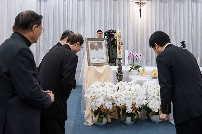 [서울=뉴시스] 대만 라이칭더 총통이 지난 21일(현지 시간) 선종한 프란치스코 교황 장례식에 참석하지 않고 23일 타이베이 교구 대성당에 마련된 교황의 빈소에서 애도를 표하고 있다. 교황청은 대만의 12개 수교국 중 하나다. (출처: 라이 총통 페이스북) 2025.05.20.