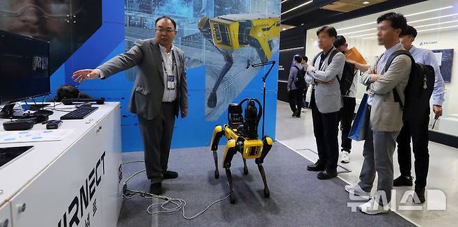 [서울=뉴시스] 김혜진 기자 = 24일 서울 강남구 코엑스에서 열린 월드IT쇼에서 관람객들이 부스를 둘러보고 있다. 2025.04.24. jini@newsis.com