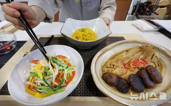 [서울=뉴시스] 조수정 기자 = 국가유산청이 '사찰 음식'을 국가무형유산으로 지정했다. 20일 서울 종로구 한국사찰음식문화체험관에서 중제스님이 사찰음식을 요리하며 강의하고 있다. 2025.05.20. chocrystal@newsis.com