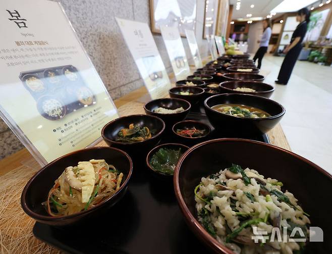 [서울=뉴시스] 조수정 기자 = 국가유산청이 '사찰음식'을 국가무형유산으로 지정했다. 20일 서울 종로구 한국사찰음식문화체험관에서 관람객들이 사찰 음식 전시를 보고 있다. 2025.05.20. chocrystal@newsis.com