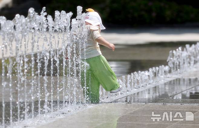 [대구=뉴시스] 이무열 기자 = 대구 낮 최고기온이 33도까지 오르며 무더운 날씨를 보인 20일 대구 서구 평리공원 바닥분수에서 아기가 물놀이를 하고 있다. 2025.05.20. lmy@newsis.com