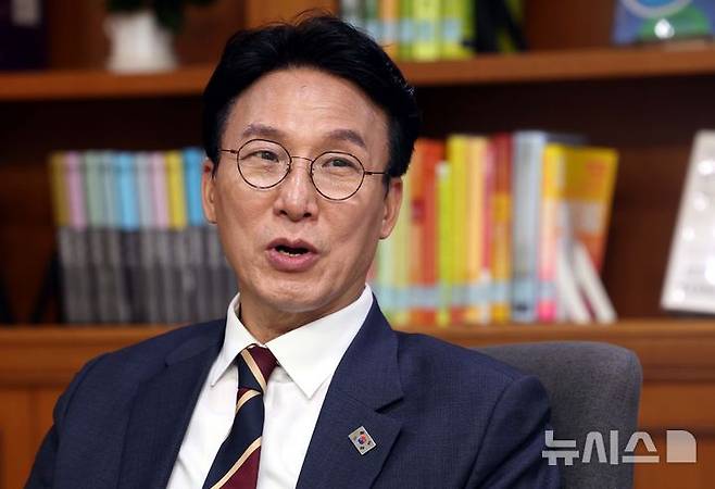 [서울=뉴시스] 조성봉 기자= 김민석 더불어민주당 상임 공동선거대책위원장이 19일 서울 여의도 국회 의원회관에서 뉴시스와 인터뷰를 하고 있다. 2025.05.20. suncho21@newsis.com