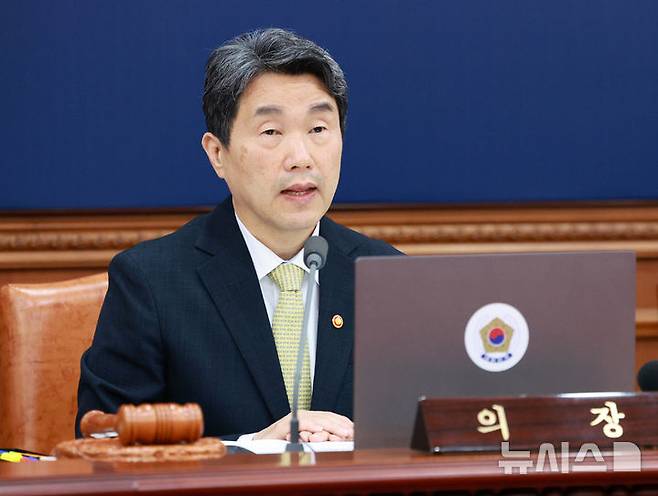 [서울=뉴시스] 고범준 기자 = 이주호 대통령 권한대행 부총리 겸 교육부 장관이 20일 서울 종로구 정부서울청사에서 열린 국무회의에서 발언하고 있다. 2025.05.20. bjko@newsis.com