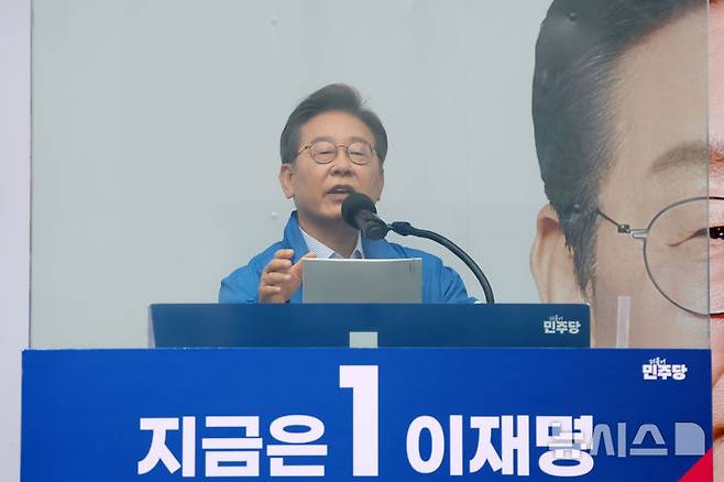 [의정부=뉴시스] 조성우 기자 = 이재명 더불어민주당 대선후보가 20일 경기 의정부시 태조 이성계상 인근에서 열린 유세에서 연설하고 있다. 2025.05.20. xconfind@newsis.com