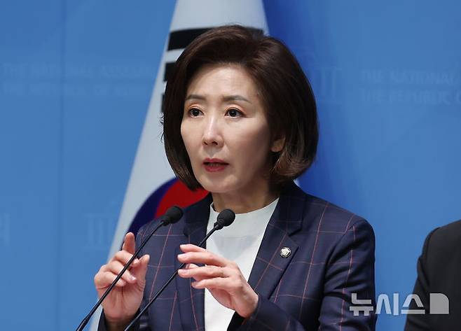 [서울=뉴시스] 고승민 기자 = 나경원 국민의힘 의원이 30일 서울 여의도 국회 소통관에서 김문수 대선 경선 후보 지지 기자회견을 하고 있다. 2025.04.30. kkssmm99@newsis.com