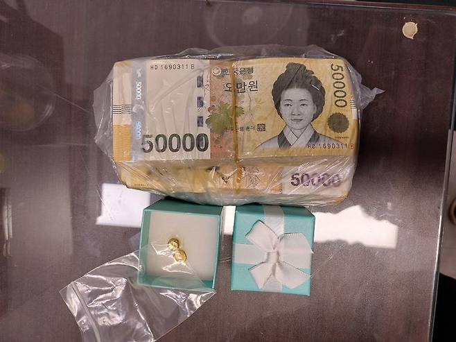 [부산=뉴시스] 부산 여행 중 거금이 든 가방을 택시에 두고 내린 70대 노부부가 경찰의 도움으로 받아 4시간 만에 가방을 되찾았다. (사진=부산 기장경찰서 제공) 2025.05.15. photo@newsis.com *재판매 및 DB 금지