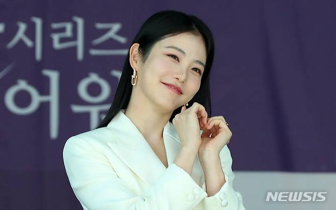 [인천=뉴시스] 김혜진 기자 = 배우 신예은이 25일 오후 인천 중구 상상플랫폼에서 열린 제3회 청룡시리즈어워즈 핸드프린팅 행사에서 포즈를 취하고 있다. 2024.06.25. jini@newsis.com