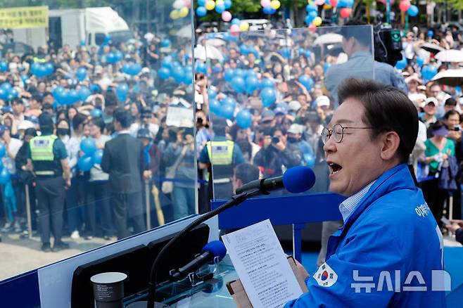 [고양=뉴시스] 조성우 기자 = 이재명 더불어민주당 대선후보가 20일 경기 고양시 일산동구 일산문화광장 앞에서 열린 집중유세에서 연설을 하고 있다. (공동취재) 2025.05.20. photo@newsis.com