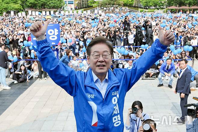 [고양=뉴시스] 조성우 기자 = 이재명 더불어민주당 대선후보가 20일 경기 고양시 일산동구 일산문화광장 앞에서 열린 집중유세에서 연설을 마친 뒤 두 손을 들어 보이고 있다. (공동취재) 2025.05.20. photo@newsis.com