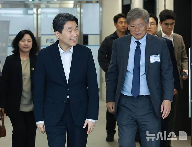 [서울=뉴시스] 고범준 기자 = 이주호 대통령 권한대행 부총리 겸 교육부 장관이 20일 서울 중구 한국재정정보원에서 열린 국가인공지능위원회 현장소통 간담회에 참석하고 있다. 오른쪽은 염재호 국가인공지능위원회 부위원장. (대통령실통신사진기자단) 2025.05.20. bjko@newsis.com