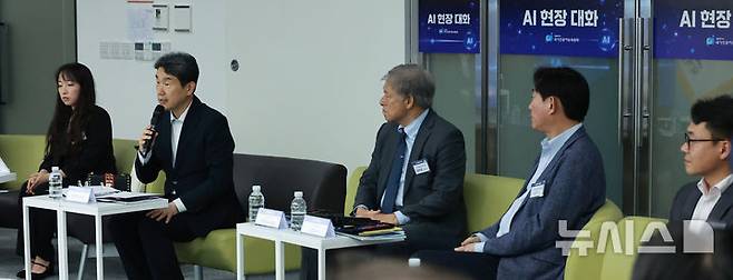 [서울=뉴시스] 고범준 기자 = 이주호 대통령 권한대행 부총리 겸 교육부 장관이 20일 서울 중구 한국재정정보원에서 열린 국가인공지능위원회 현장소통 간담회에서 발언하고 있다. (대통령실통신사진기자단) 2025.05.20. bjko@newsis.com