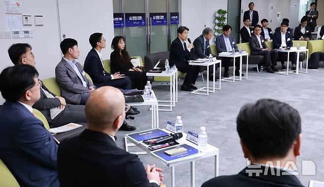 [서울=뉴시스] 고범준 기자 = 이주호 대통령 권한대행 부총리 겸 교육부 장관이 20일 서울 중구 한국재정정보원에서 열린 국가인공지능위원회 현장소통 간담회에서 발언하고 있다. (대통령실통신사진기자단) 2025.05.20. bjko@newsis.com