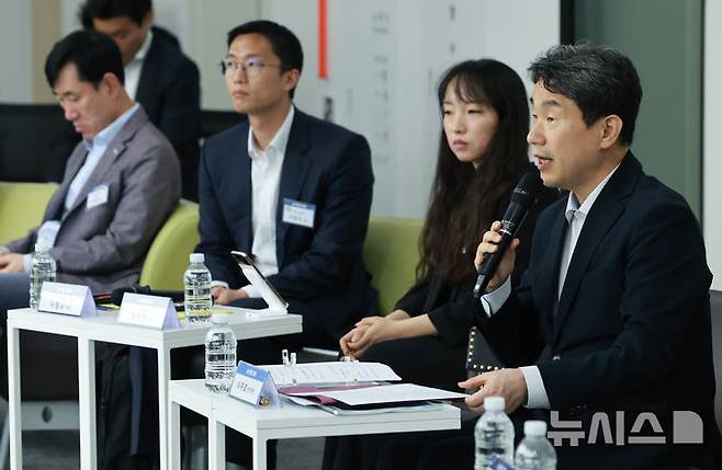 [서울=뉴시스] 고범준 기자 = 이주호 대통령 권한대행 부총리 겸 교육부 장관이 20일 서울 중구 한국재정정보원에서 열린 국가인공지능위원회 현장소통 간담회에서 발언하고 있다. (대통령실통신사진기자단) 2025.05.20. bjko@newsis.com