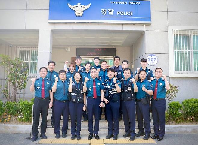 [부산=뉴시스] 김수환 부산경찰청장은 20일 동래경찰서 충렬지구대를 끝으로 산하 94곳의 지역경찰관서(지구대 49개소·파출소 45개소) 방문을 마쳤다. (사진=부산경찰청 제공) 2025.05.20. photo@newsis.com *재판매 및 DB 금지