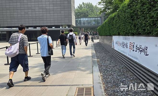 [베이징=뉴시스] 박정규 특파원 = 해외에 거주·체류하는 유권자들을 위한 제21대 대통령선거 재외투표가 20일 오전 시작된 가운데 유권자들이 투표를 위해 중국 베이징 주중대사관에 마련된 투표소에 들어서고 있다. 2025.05.20 pjk76@newsis.com