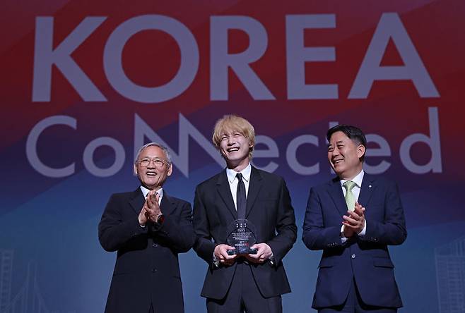 13일 일본 '오사카 엑스포 2025' 현장에서 열린 '한국 관광 명예 홍보대사 위촉식'에서 포즈를 취한 유인촌 문화체육관광부 장관, 일본 배우 사카구치 켄타로, 서영충 관광공사 사장직무대행(왼쪽부터) *재판매 및 DB 금지