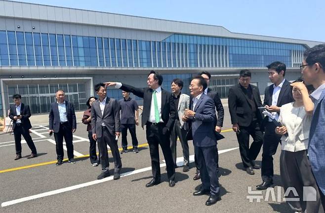 [포항=뉴시스] 송종욱 기자 = 경북 포항시와 APEC 정상회의 준비기획단이 20일 영일만항 국제여객부두에서 '2025 APEC 정상회의' 기간 크루즈 플로팅 호텔(Floating Hotel) 운용과 관련해 현장 점검을 했다. 사진은 현장 점검 모습. (사진=포항시 제공) 2025.05.20. photo@newsis.com