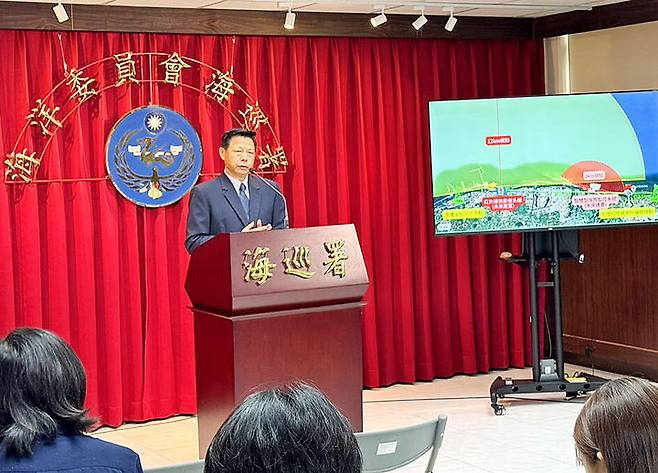 [서울=뉴시스]셰칭친(謝慶欽) 대만 해안경비대 부국장은 20일 타이베이 기자회견에서 최근 중국인 38명이 5차례에 걸쳐 대만해협을 건너 대만에 상륙했다고 밝히고 있다. 중국은 오랫동안 대규모 해군과 공군, 그리고 세계 최대의 상비군으로 대만을 위협해 왔지만, 지금 대만을 가장 당혹스럽게 만드는 것은 이런 군사력이 아니라 작은 보트로 대만에 상륙하는 중국인들이다. <사진 출처 : 타이베이 타임스> 2025.05.20.