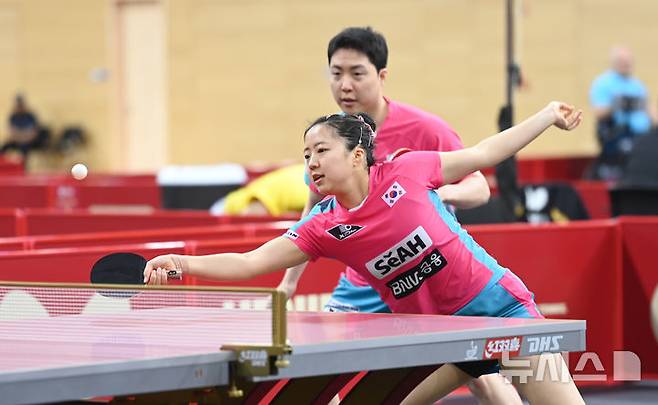 [도하(카타르)=뉴시스] 사진공동취재단 = 임종훈, 신유빈이 19일 카타르 도하 카타르대학교 스포츠 컴플렉스에서 열린 2025 국제탁구연맹(ITTF) 세계선수권대회 혼합복식 32강 나이지리아 올라지데 오모타요-카비라트 아요올라 조와 경기를 펼치고 있다. 2025.05.19. photo@newsis.com