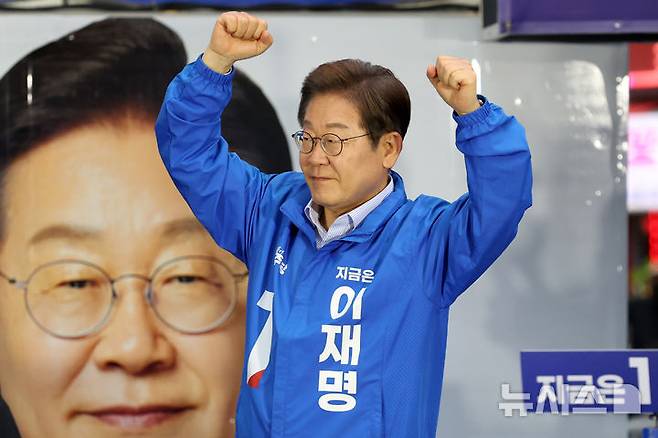 [김포=뉴시스] 조성우 기자 = 이재명 더불어민주당 대선후보가 20일 경기 김포시 구래역 문화의 거리에서 열린 유세에서 시민들을 향해 인사하고 있다. 2025.05.20. xconfind@newsis.com