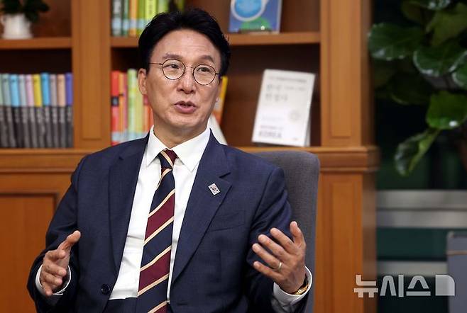 [서울=뉴시스] 조성봉 기자= 김민석 더불어민주당 상임 공동선거대책위원장이 지난 19일 서울 여의도 국회 의원회관에서 뉴시스와 인터뷰를 하고 있다. 2025.05.20. suncho21@newsis.com
