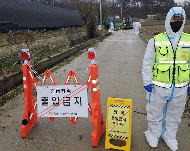[청주=뉴시스] 5일 H5N1형 고병원성 조류인플루엔자(AI)가 확진된 충북 청주시 청원구 북이면 육용오리 농장의 출입이 통제되고 있다.(사진=충북도 제공) 2025.04.05. photo@newsis.com *재판매 및 DB 금지