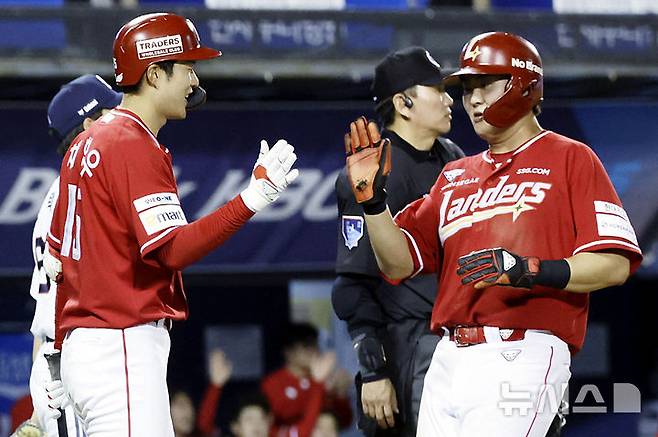 [서울=뉴시스] 최동준 기자 = 20일 서울 송파구 잠실야구장에서 열린 2025 KBO리그 SSG 랜더스와 두산 베어스의 경기, 8회초 2사 만루 상황 SSG 최준우의 희생플라이 때 득점한 고명준이 채현우와 하이파이브하고 있다. 2025.05.20. photocdj@newsis.com