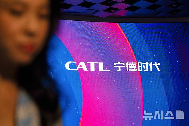 [홍콩=AP/뉴시스] 세계 최대 전기차 배터리 제조업체인 중국 CATL(닝더스다이)이 홍콩 증시 상장 첫날 공모가 대비 16% 넘는 상승세를 기록하며 성공적인 데뷔를 마쳤다. 20일 홍콩증권거래소에서 열린 CATL 상장식에서  스크린에 나타난 회사 로고. 2025.05.20