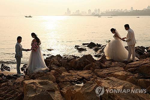 웨딩사진 촬영하는 중국 커플들(기사 내용과 관련 없음) [로이터=연합뉴스]