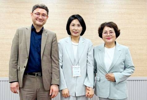 더불어민주당 이재명 대선 후보의 배우자 김혜경 여사가 오늘(20일) 오후 광주 서구 광주자립지원전담기관에서 열린 자립 준비 청년과의 면담을 마친 뒤 황인숙 관장(오른쪽)과 기념사진을 찍는 모습. [사진 독자 제공] <저작권자(c) 연합뉴스, 무단 전재-재배포, AI 학습 및 활용 금지>