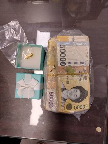 노부부가 택시에 두고 내린 가방 속 현금과 금 [부산 기장경찰서 제공]