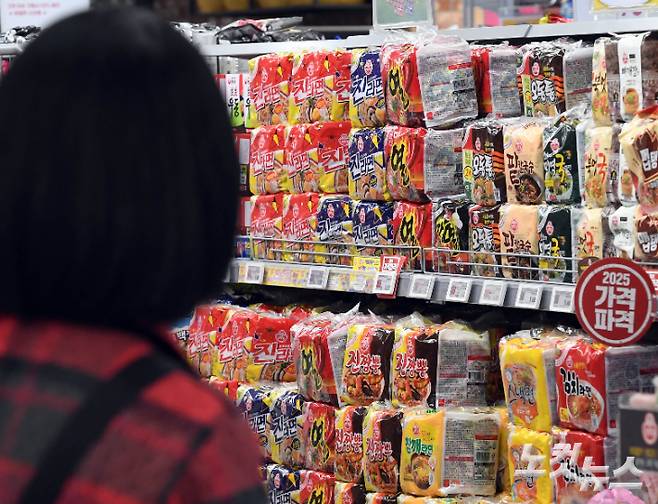 오뚜기의 라면값이 인상된 지난달 1일 서울의 한 대형마트에 오뚜기 라면이 진열돼 있다. 오뚜기의 라면값 인상은 지난 2022년 10월 이후 2년 5개월 만으로 27개 라면 중 16개 제품의 출고가를 평균 7.5% 인상한다고 발표했다. 황진환 기자