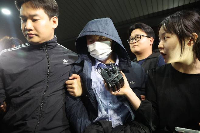 시흥 흉기사건의 용의자인 차철남이 19일 검거돼 경기 시흥경찰서로 압송되고 있다. 차철남은 이달 시흥시 정왕동 소재 자기 집 등에서 2명을 살해하고, 이날 인근의 편의점 주인과 자기집 건물주 등 2명을 흉기로 찔러 다치게 한 혐의를 받고 있다. 연합뉴스