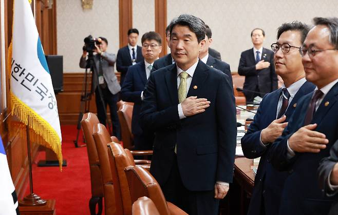 이주호 대통령 권한대행 부총리 겸 교육부 장관이 20일 정부서울청사에서 열린 국무회의에서 국기에 경례하고 있다. 연합뉴스