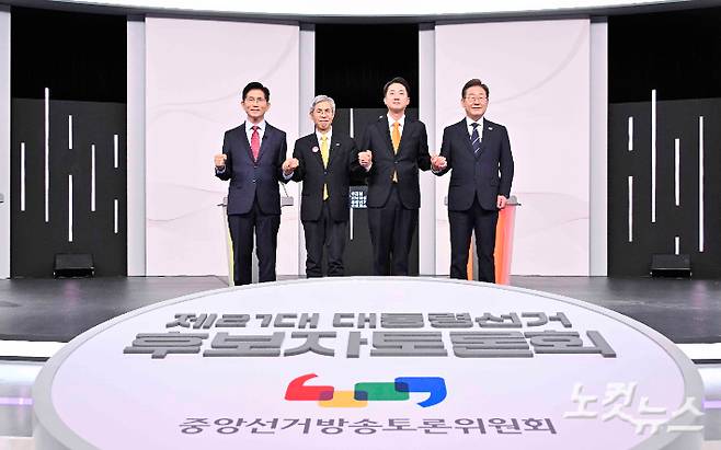 지난 18일 서울 마포구 SBS프리즘타워에서 열린 중앙선거방송토론위원회 주관 제21대 대통령선거 후보자토론회에서 각 정당 대선 후보들이 선전을 다짐하고 있다. 왼쪽부터 국민의힘 김문수, 민주노동당 권영국, 개혁신당 이준석, 더불어민주당 이재명 대선후보. 국회사진취재단