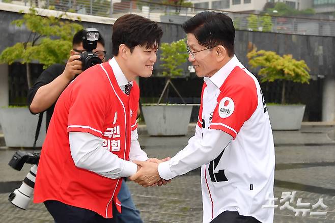 왼쪽부터 김용대 비대위원장, 김문수 후보. 윤창원 기자