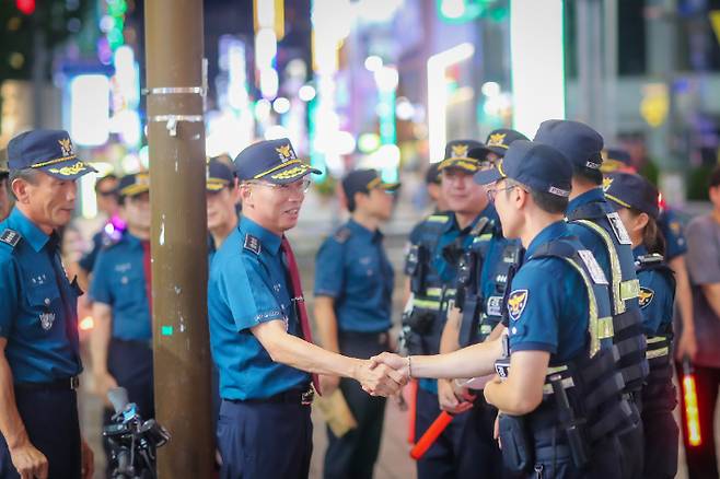 김수환 부산경찰청장이 부임 첫 날인 지난해 8월 16일 부산진경찰서 서면지구대를 방문해 직원들과 악수하고 있다. 부산경찰청 제공