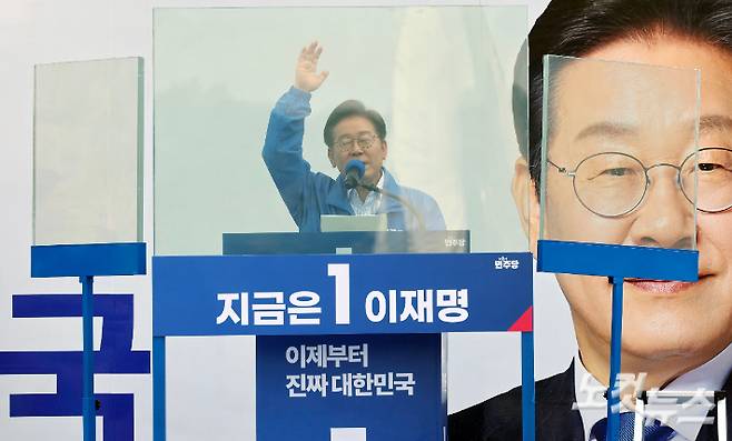이재명 더불어민주당 대선 후보가 20일 오후 경기도 고양시 일산동구 일산문화공원에서 열린 선거유세에서 방탄 유리를 사이에 두고 지지를 호소하고 있다. 윤창원 기자