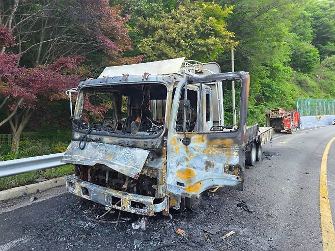 20일 오후 3시 5분쯤 전북 완주군 운주면을 달리던 5톤(t) 트럭에서 불이 나 2079만 원 가량의 재산피해가 발생했다. 전북소방본부 제공
