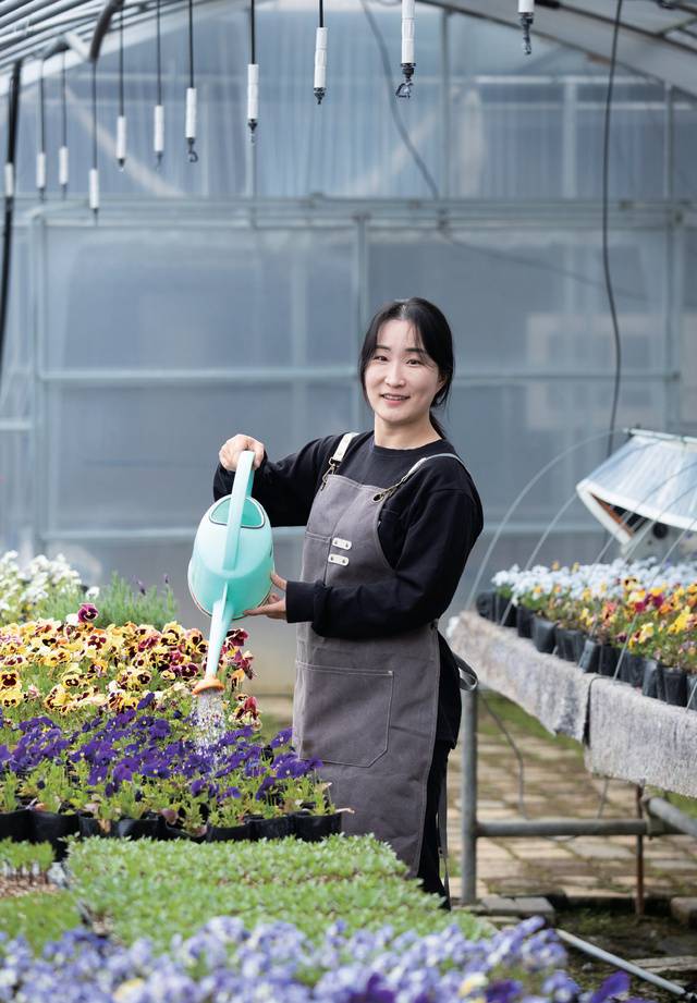 꿈을 찾아 전공까지 바꾼 황혜선 씨는 식용 꽃·허브 농장에서 바쁜 나날을 보내고 있다.