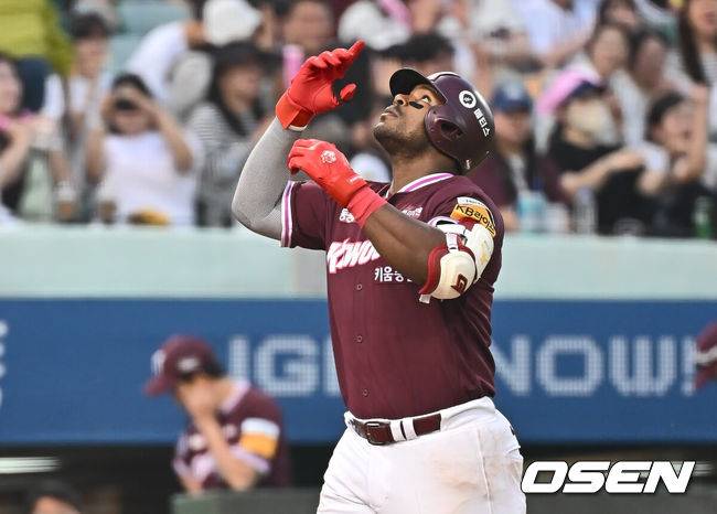 [OSEN=울산, 이석우 기자] 17일 울산 문수야구장에서 2025 신한 SOL 뱅크 KBO 리그 NC 다이노스와 키움 히어로즈의 더블헤더 2차전 경기가 열렸다. 홈팀 NC는 최성영이, 방문팀 키움은 김연주가 선발로 나섰다.키움 히어로즈 푸이그가 3회초 좌월 솔로 홈런을 치고 세리머니를 하고 있다. 2025.05.17 / foto0307@osen.co.kr