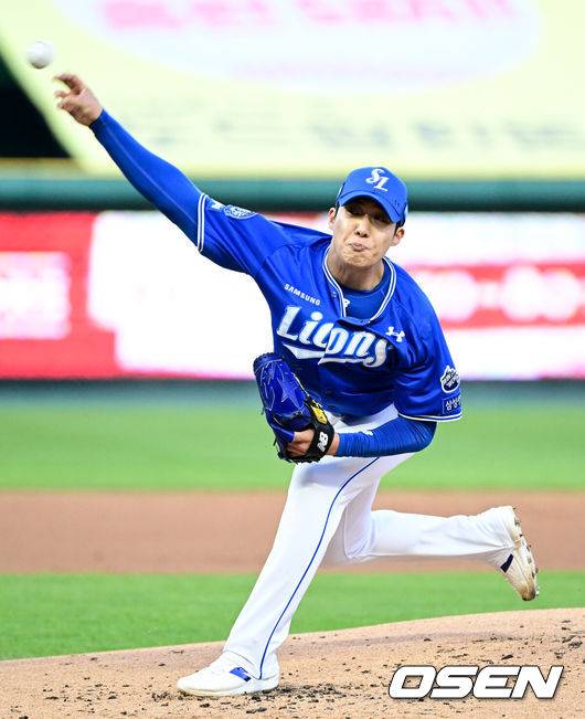 [OSEN=인천, 조은정 기자]30일 오후 인천 SSG랜더스필드에서 2025 신한 SOL Bank KBO리그 SSG 랜더스와 삼성 라이온즈 경기가 열렸다.이날 경기에 SSG는 문승원, 삼성은 원태인을 선발 투수로 내세웠다.1회말 삼성 원태인이 역투하고 있다. 2025.04.30 /cej@osen.co.kr
